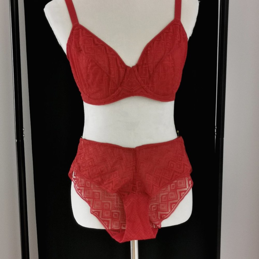 DKNY Lingerie set red lace 34 DD underwire